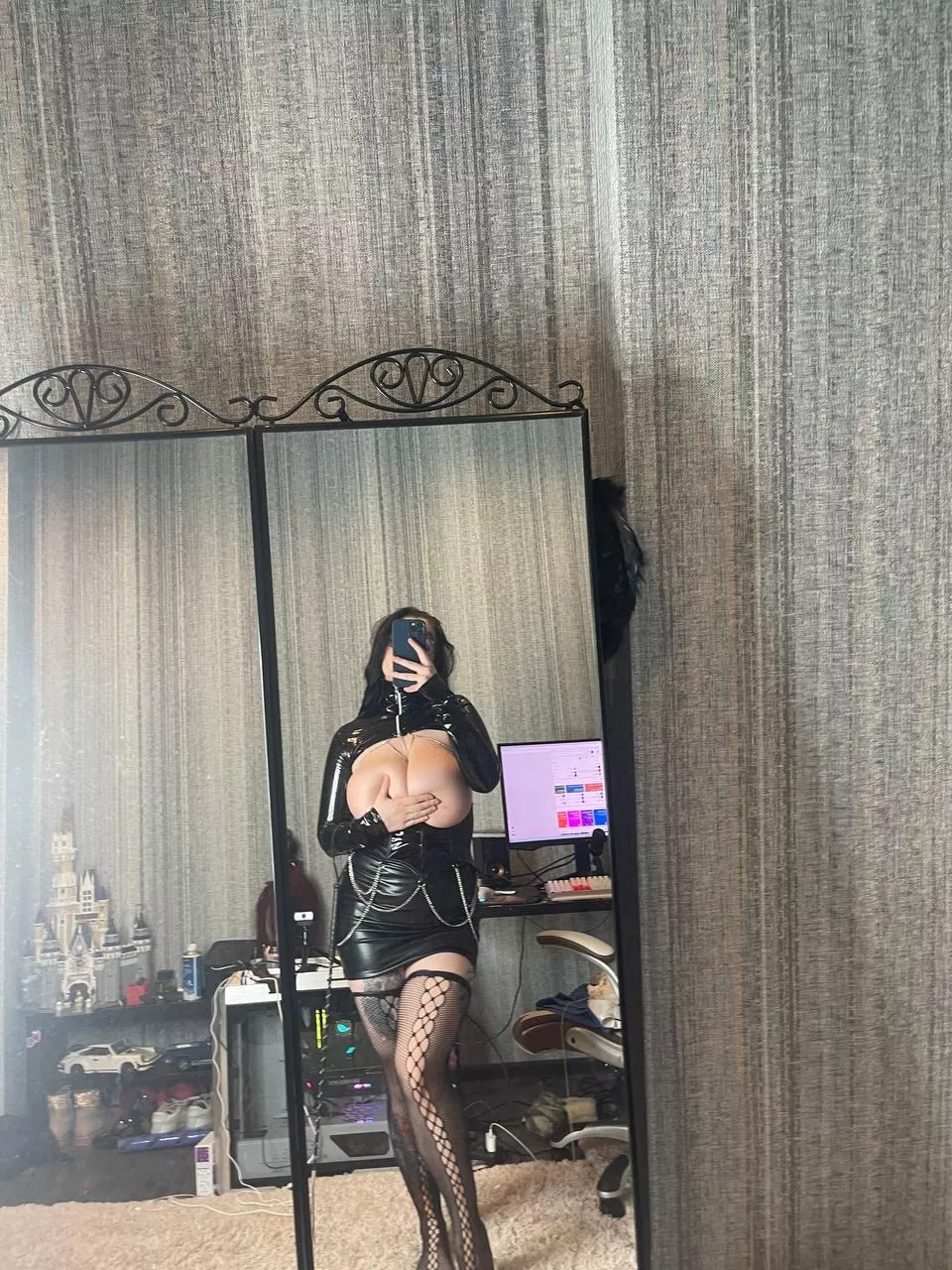 does my hand suit this outfit