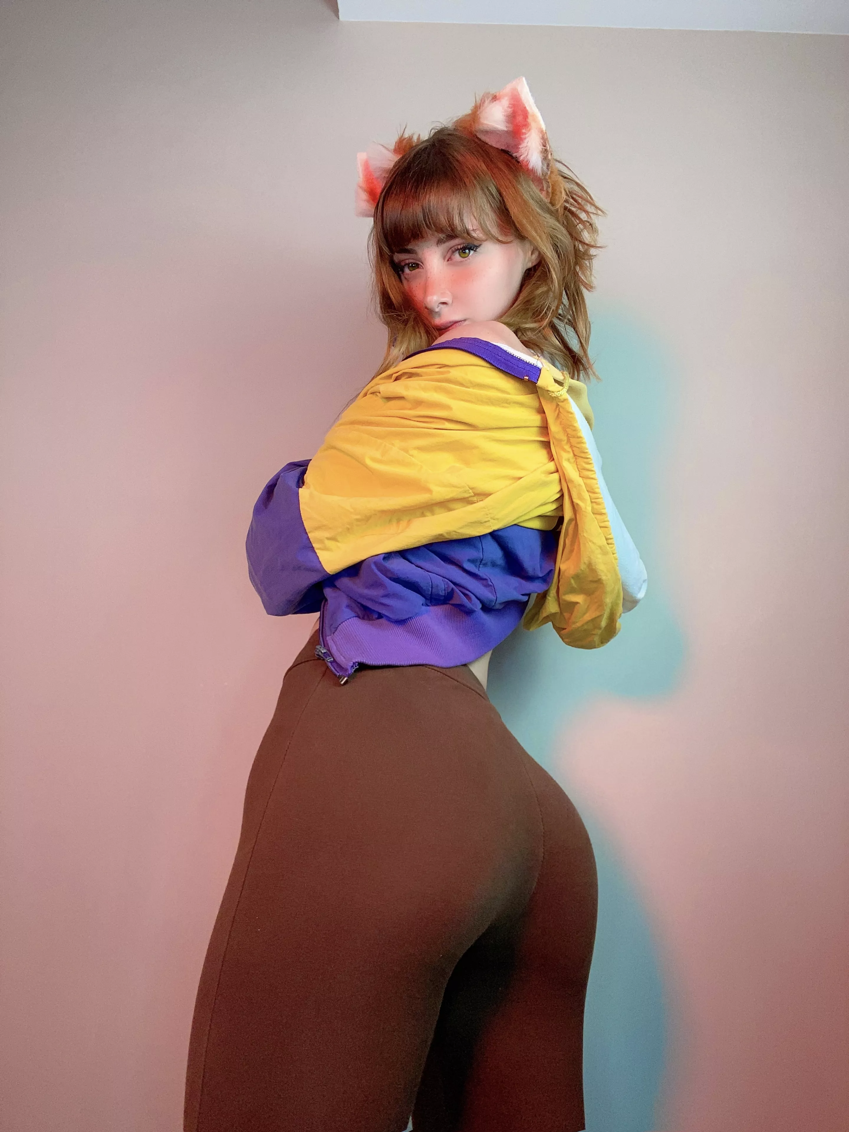 [F] A Tall Godess' booty needs worship. Who wants to step up to the alter?