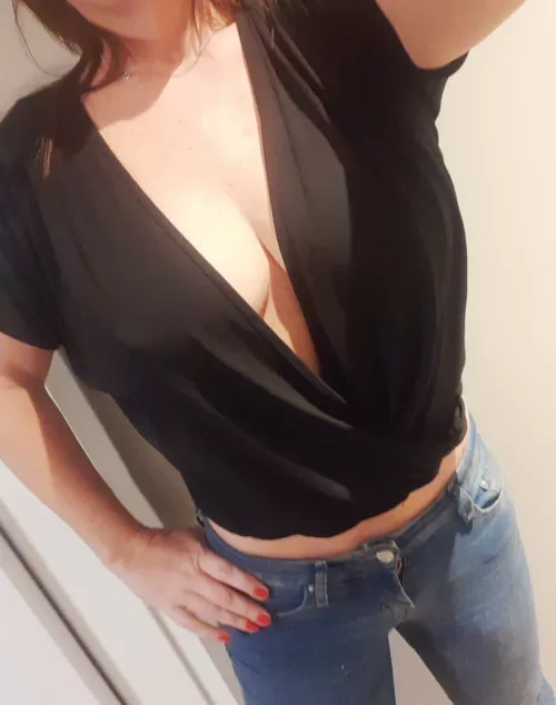 F49.like my cleavage?