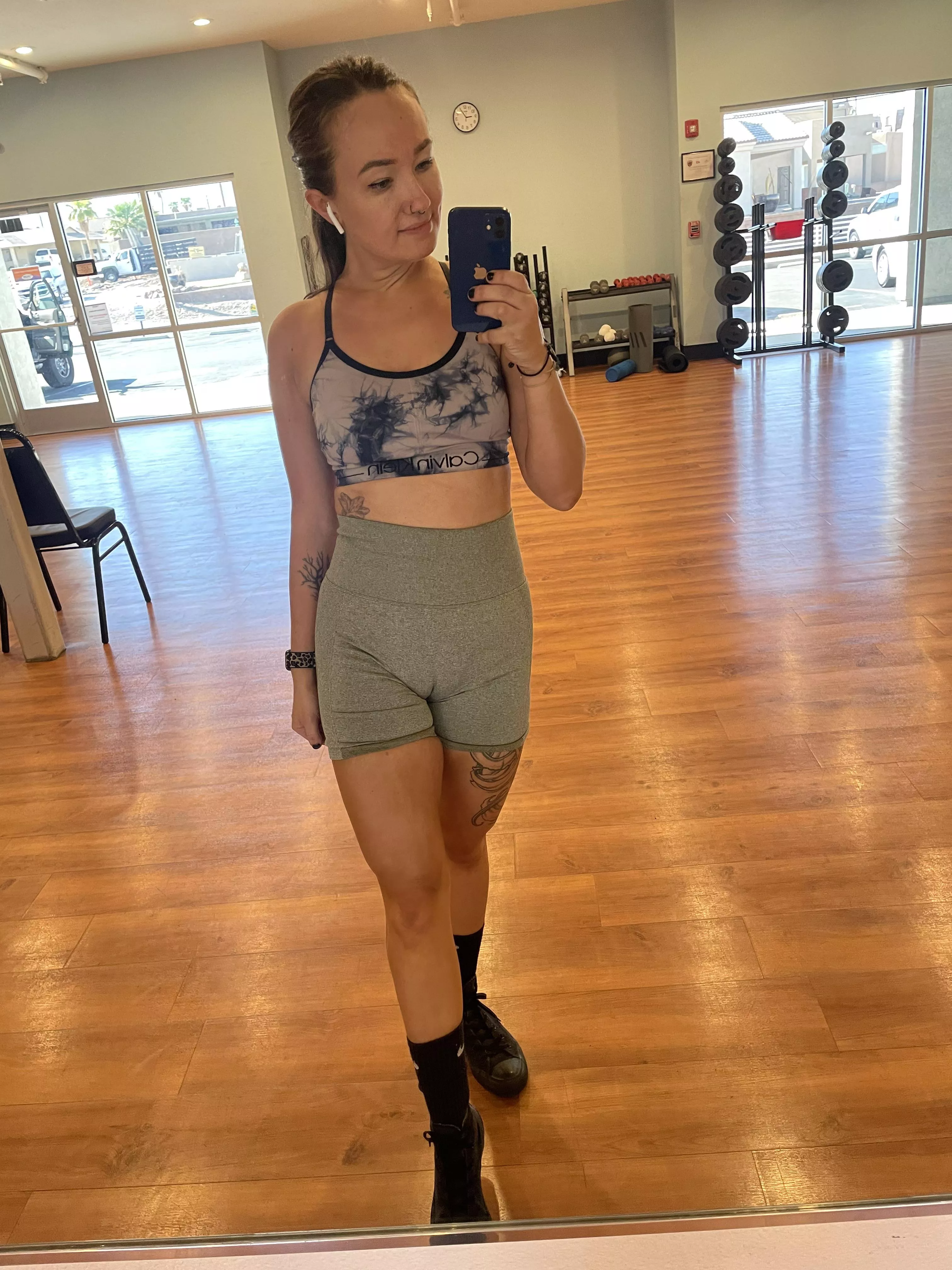 I never wear panties to the gym because I want you to stare at my lips 😋 [f]