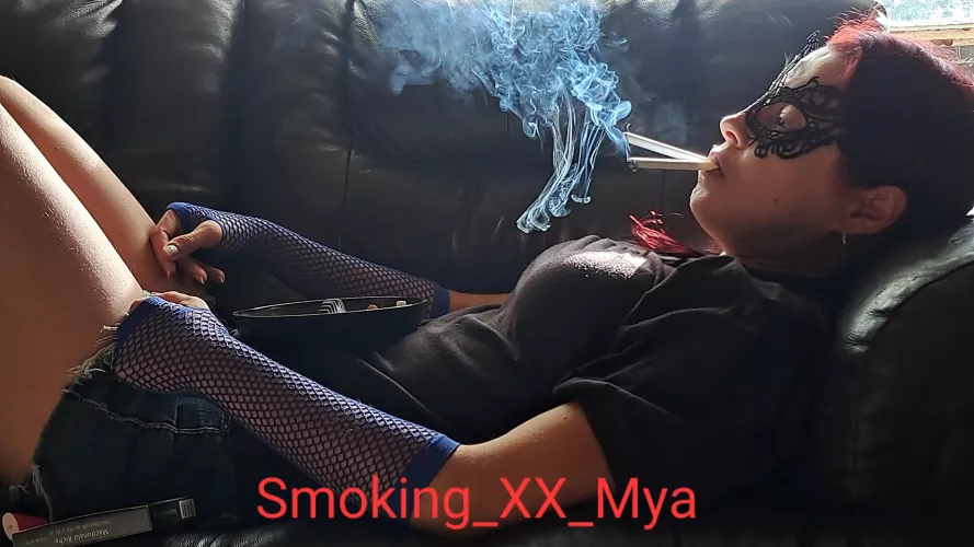 Multiple cigarettes and loooooottttttt of smoke 🚬🔥🚬💋