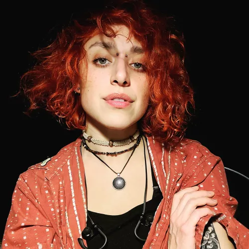 My naturally dark brown hair got curlier after bleaching and dying it 🤷‍♀️