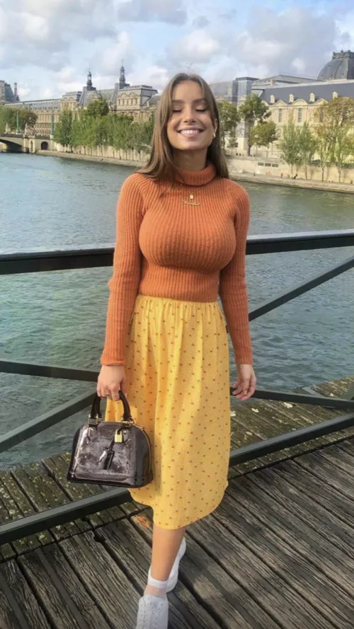 She didn’t even try to dress provocatively, yet still 2b2h