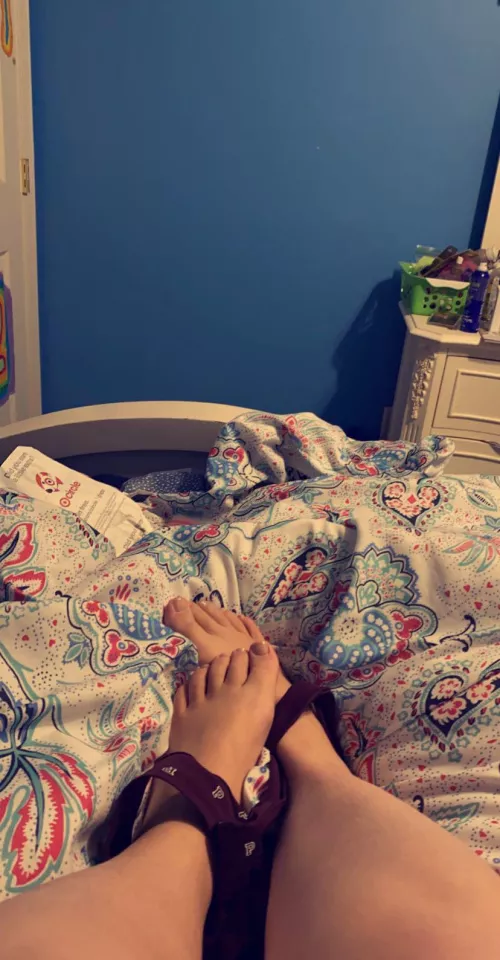 someone let me give them a foot job🥺