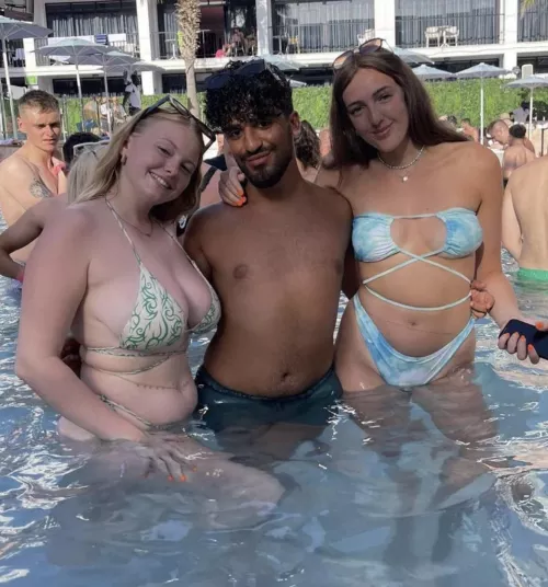 Think we all know who the guy chose 🤣🤣