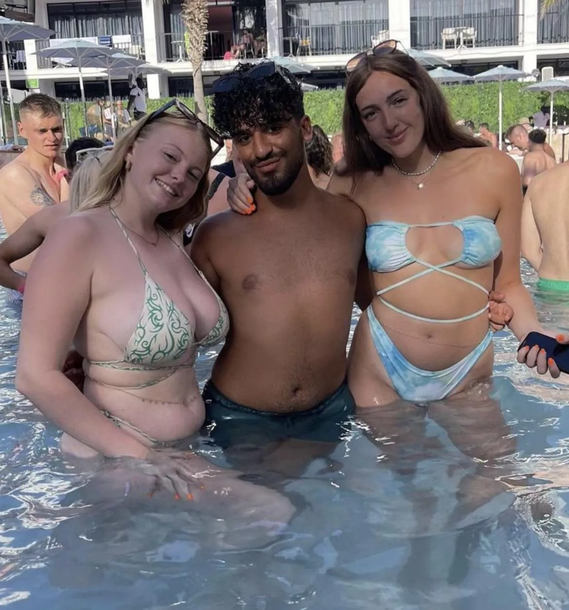 Think we all know who the guy chose 🤣🤣