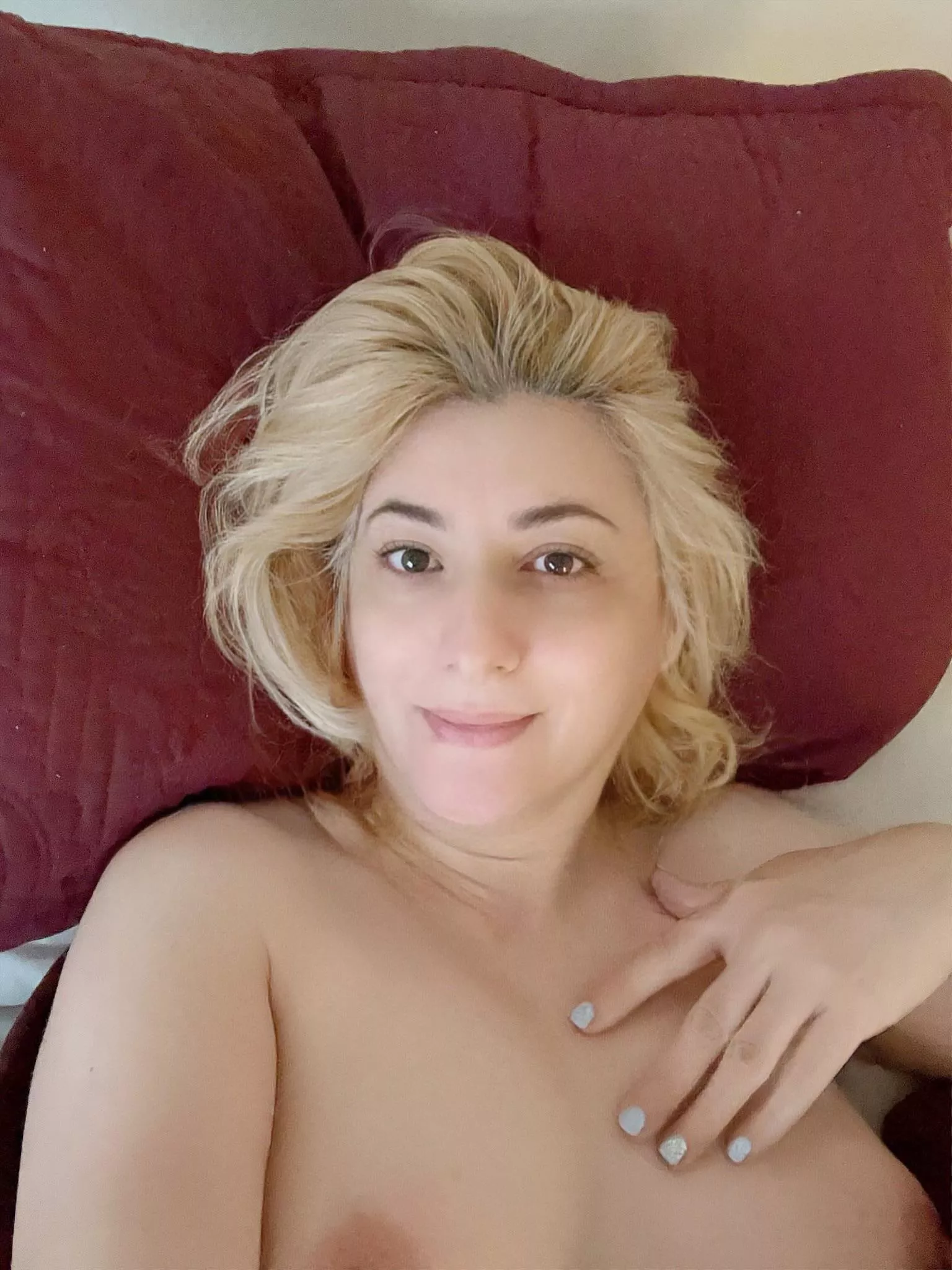 Too cold to leave the warm bed. Good morning ☕️☕️☕️