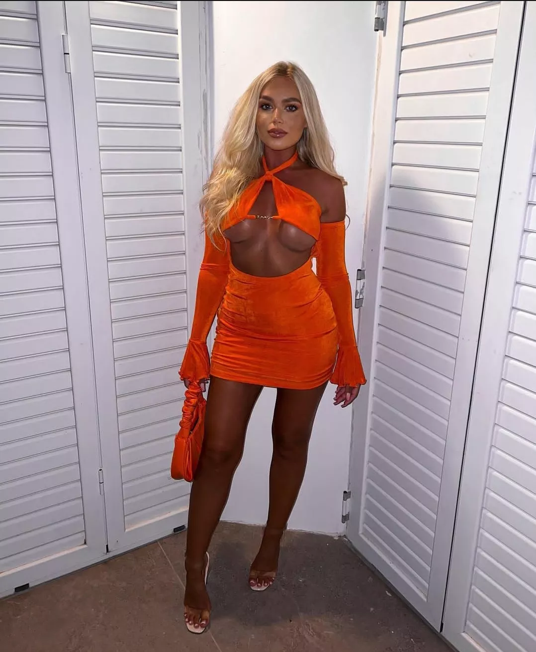 wonder how many drinks she had before them tits came out and she was sucking like shes supposed to?