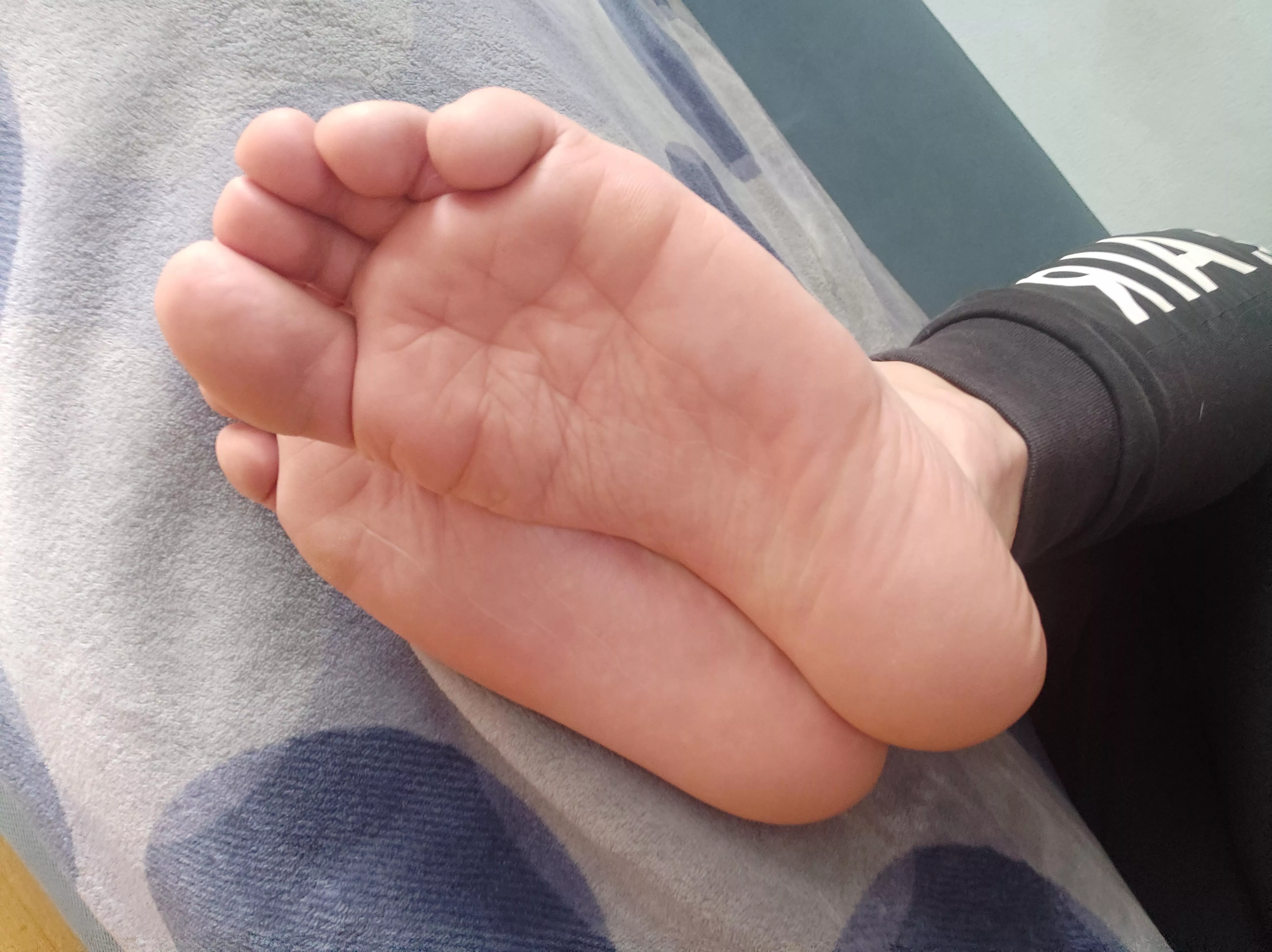 You boys like my feet? 😋 I love attention and i want a daddy to worship my feet and use me 😘