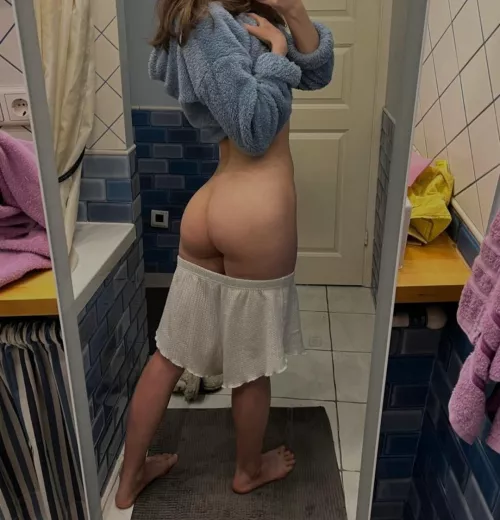 18F. Trying reddit again and I'm going to be in college soon so here I go❤️❤️