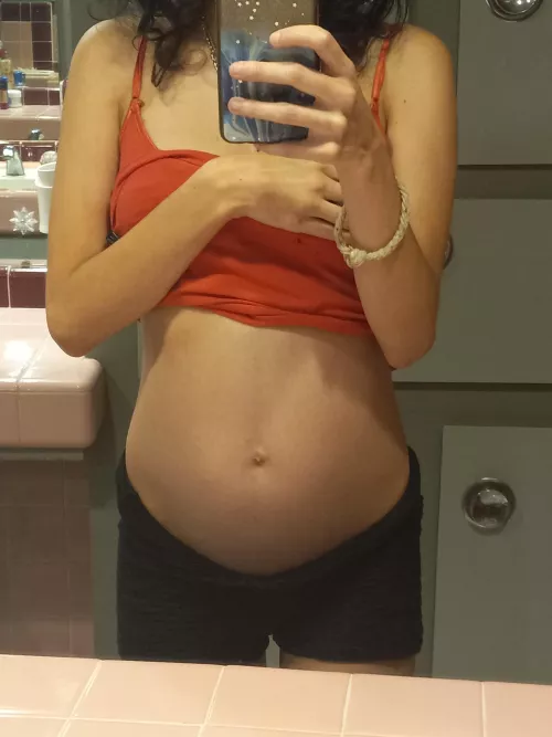 21 weeks! belly getting so big 🥰🤱 (body positive)