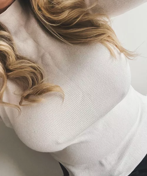 Another braless Monday. 🤍