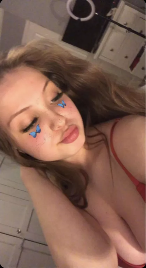 Dm if you can jerk to her live on cam on a second screen