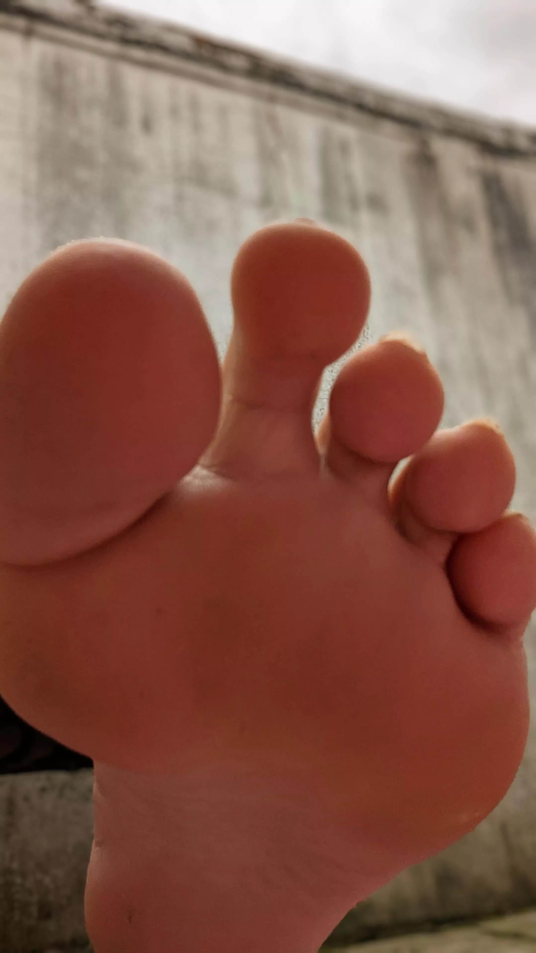 Getting sweaty around the house 🥵🥵 Who is going to help me clean up? Tributes to chat. Don't waste my time.