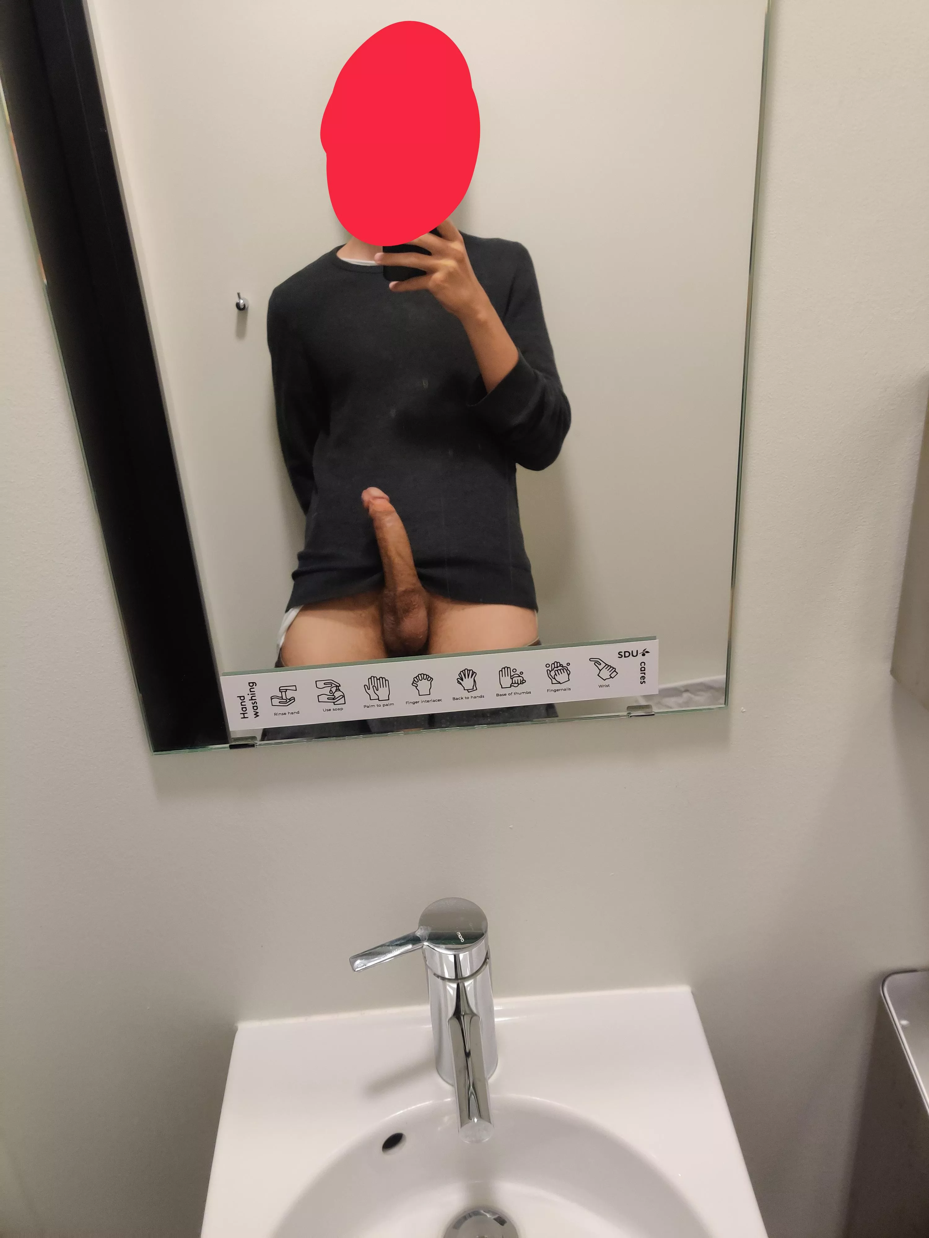 Got hard at the school, would love a cumslut to facefuck 🥵🍆