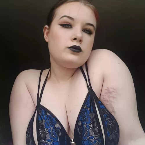 Hi! :) I'm selling content! I have reviews and I'm on verified seller lists on Twitter! I can live verify for you also so you defo know you're not gonna get scammed ðŸ’• I give extra to everyone that buys off me so I always look after my buyers ;) ðŸ˜