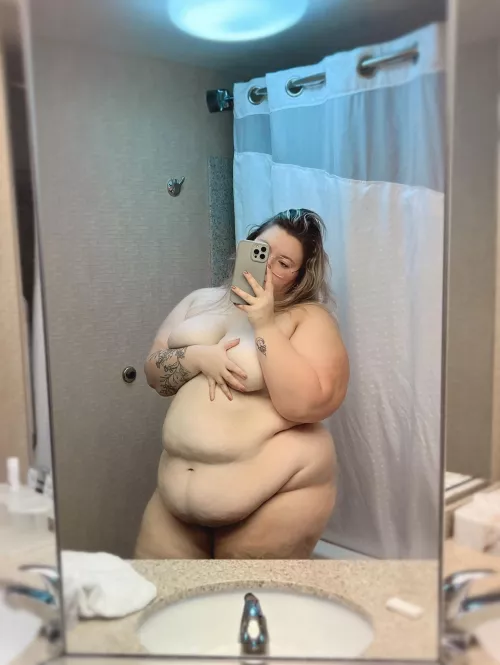 I’m really starting to love my double belly 🤍