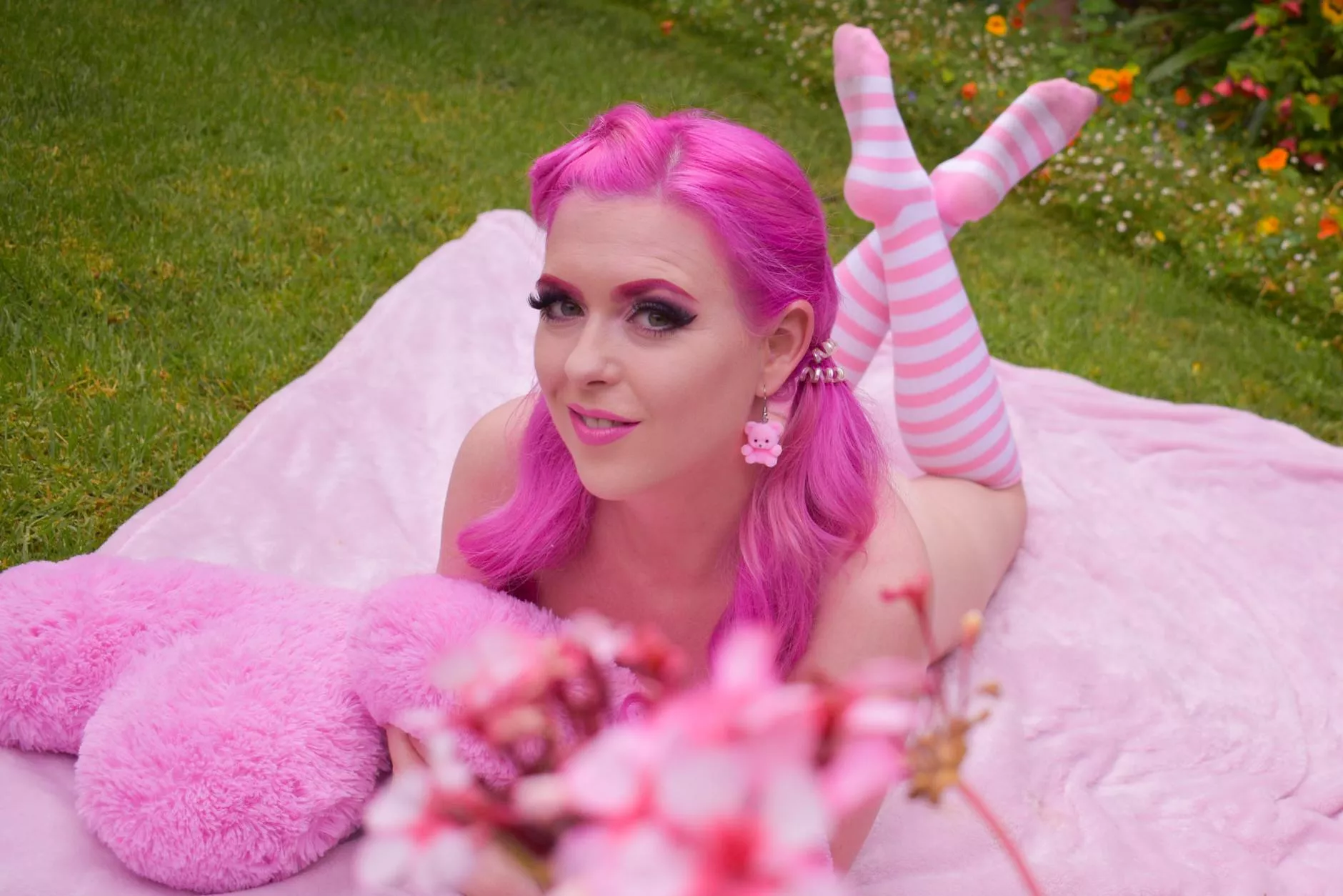 Lets have a picnic in the garden, and you can give me a foot massage 🥰