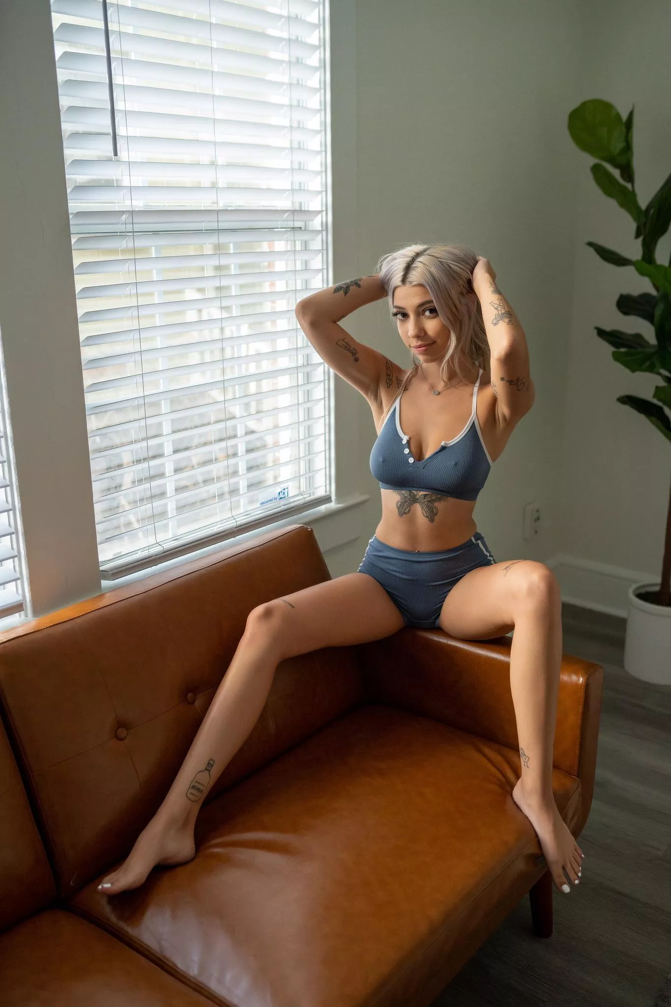 long legs and little feet😋😋