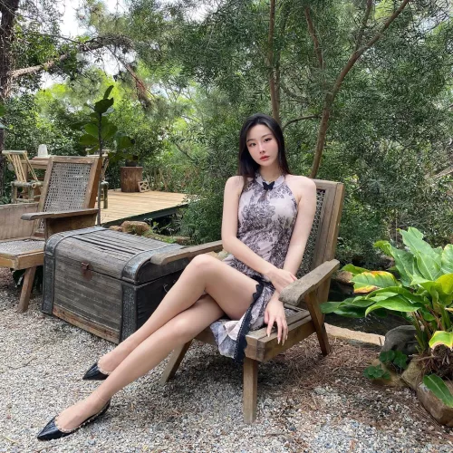 Pretty qipao and legs