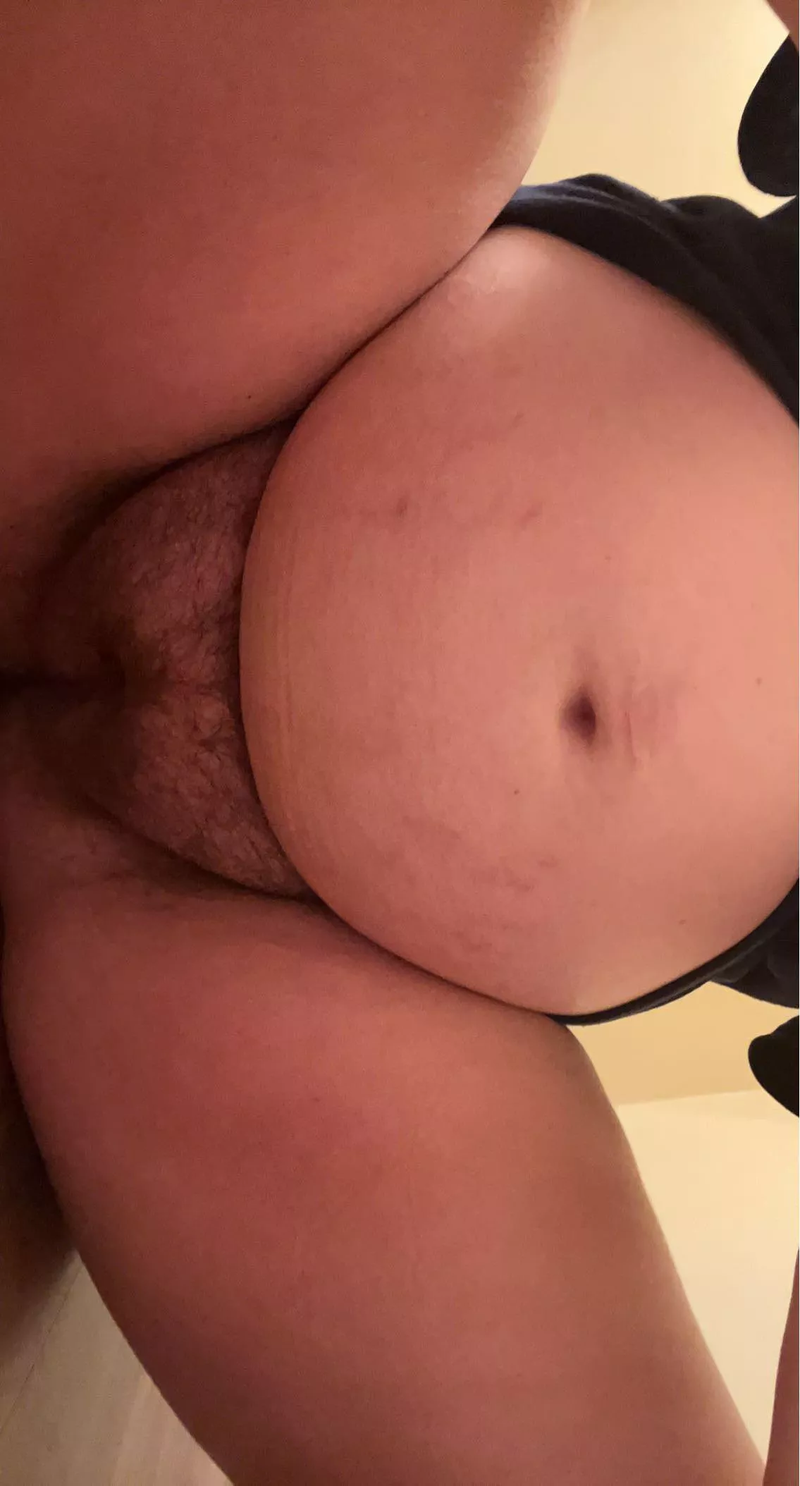 That pregnant belly 😍 and of course hairy 🍑