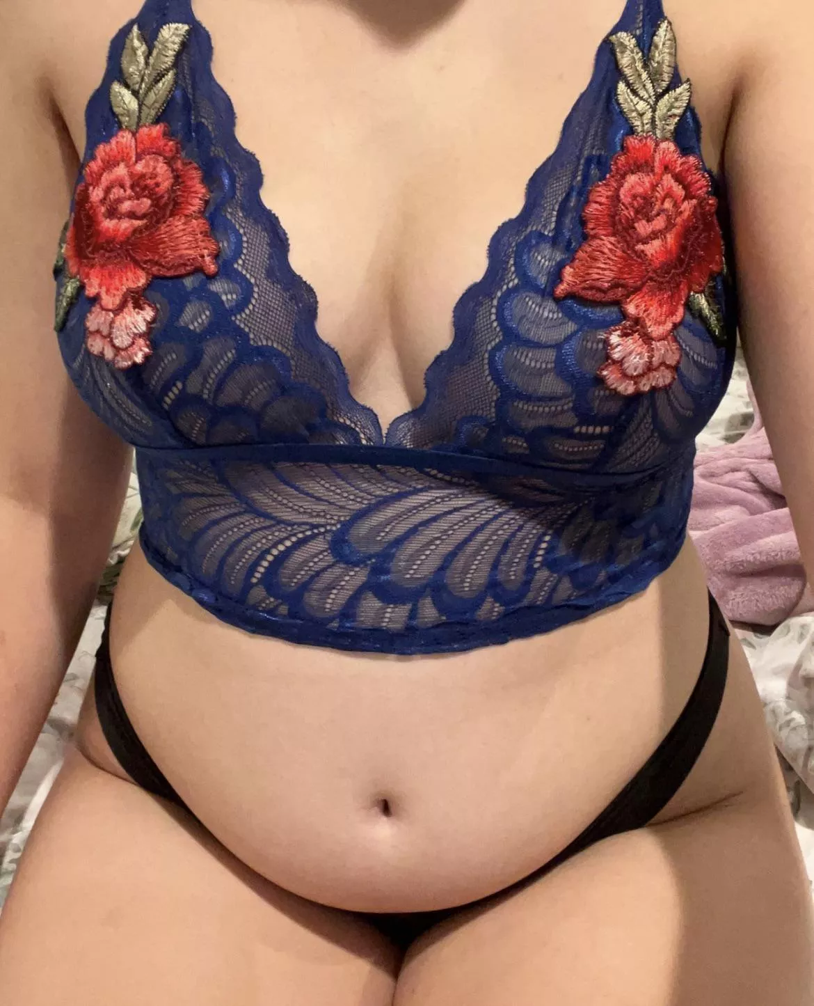 this pic is from a couple weeks ago…i love how round i look tho 💕