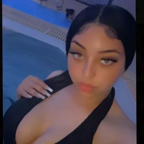 Tribute anyone? If you cum tribute her I’ll give you her @