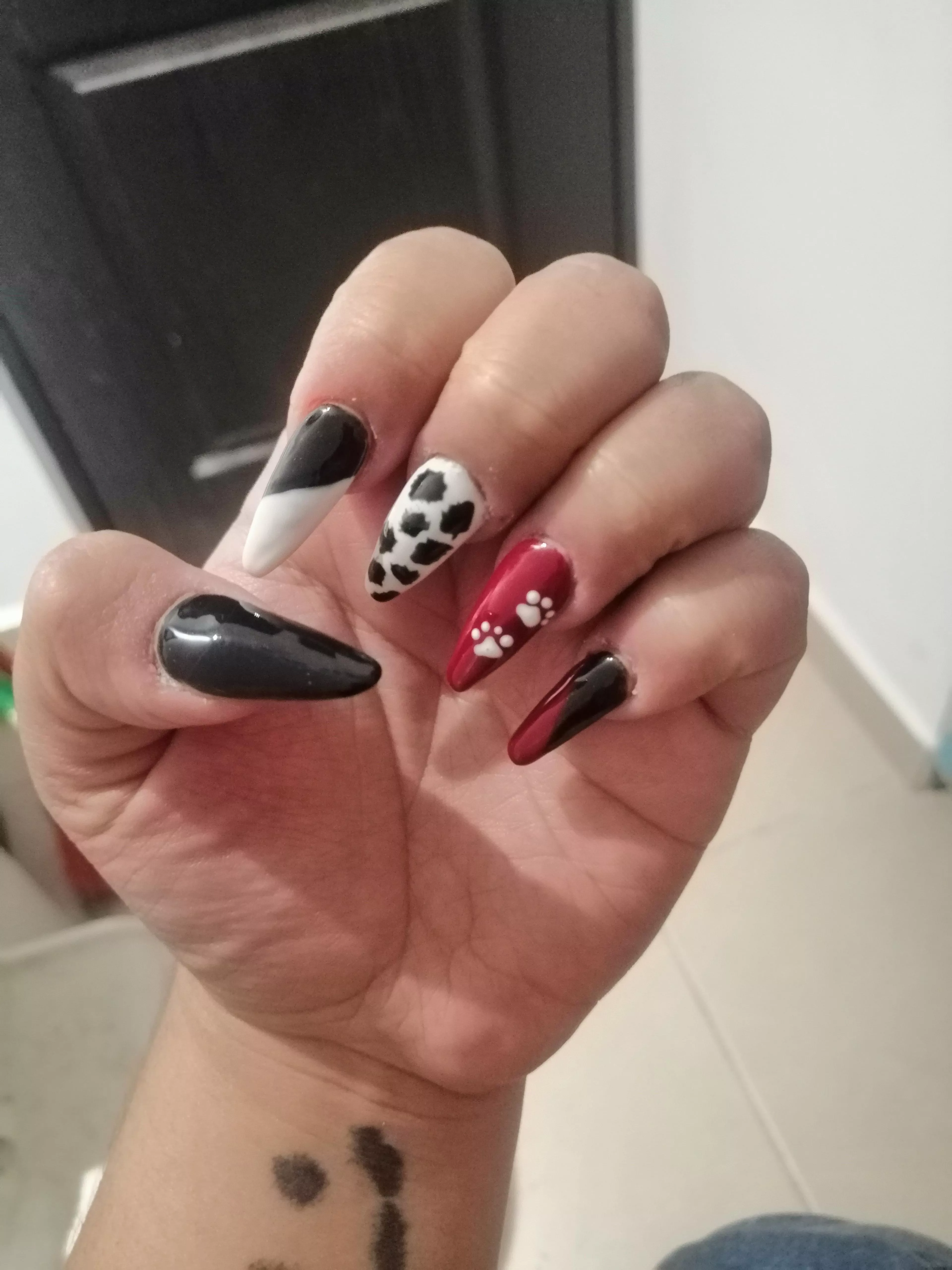 I got them done today and I LOVE them! 😍 Can tou guess what movie they're inspired in? 🎦