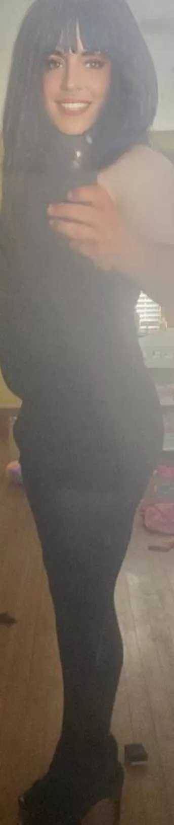 I would struggle with the hem of this dress all night at a club while wearing 4 inch heels. However, I’m in love with it. Would you dance w me? 💗💋