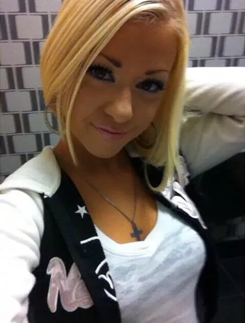 [ Reddit / Wickr gripmonkey / Discord gripmonkey#5677 ] Tribute this tight bleach blonde fuckdoll....