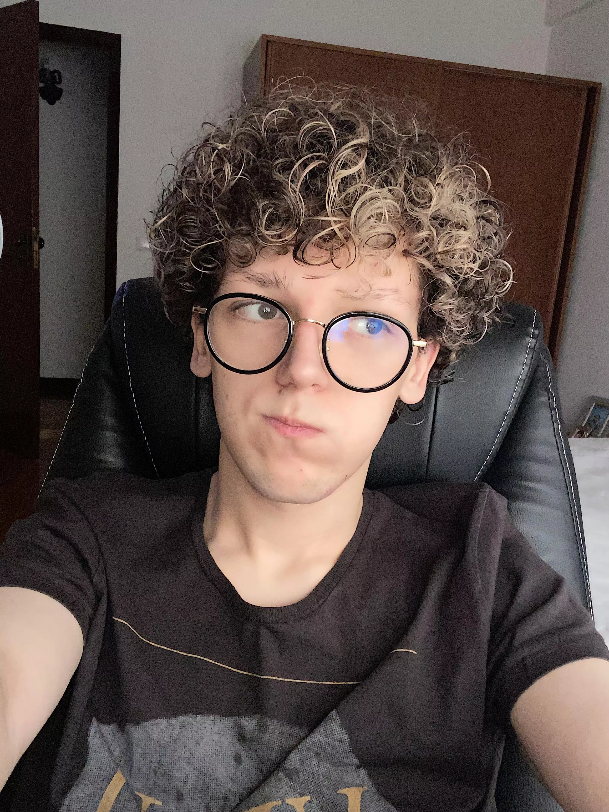 today i woke up with a horrible nightmare, i still feel anxious ab it🥲. Can i get some love to cheer me up?🥺