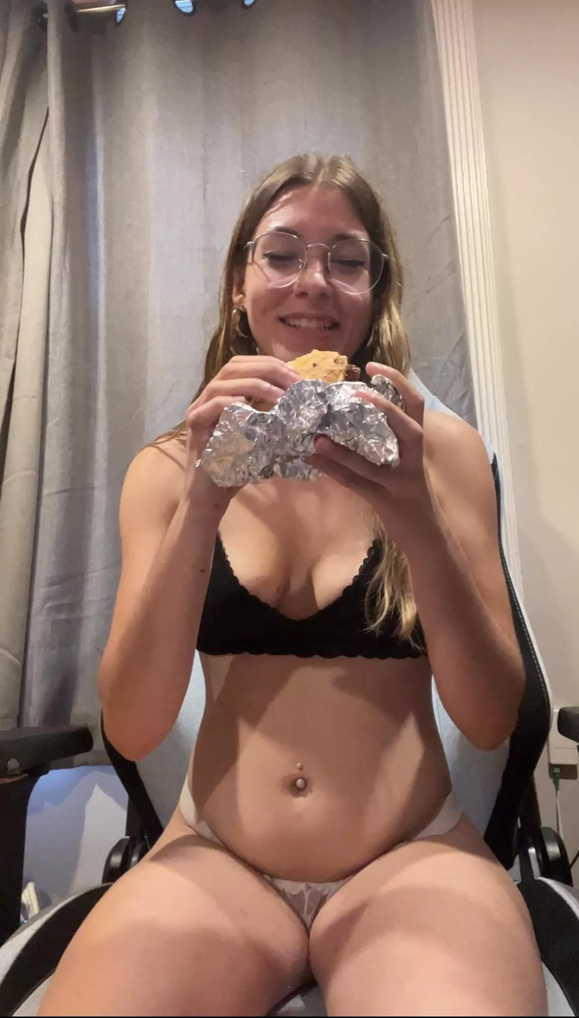 Tryna find someone who looks at me the way I look at my burger 💕