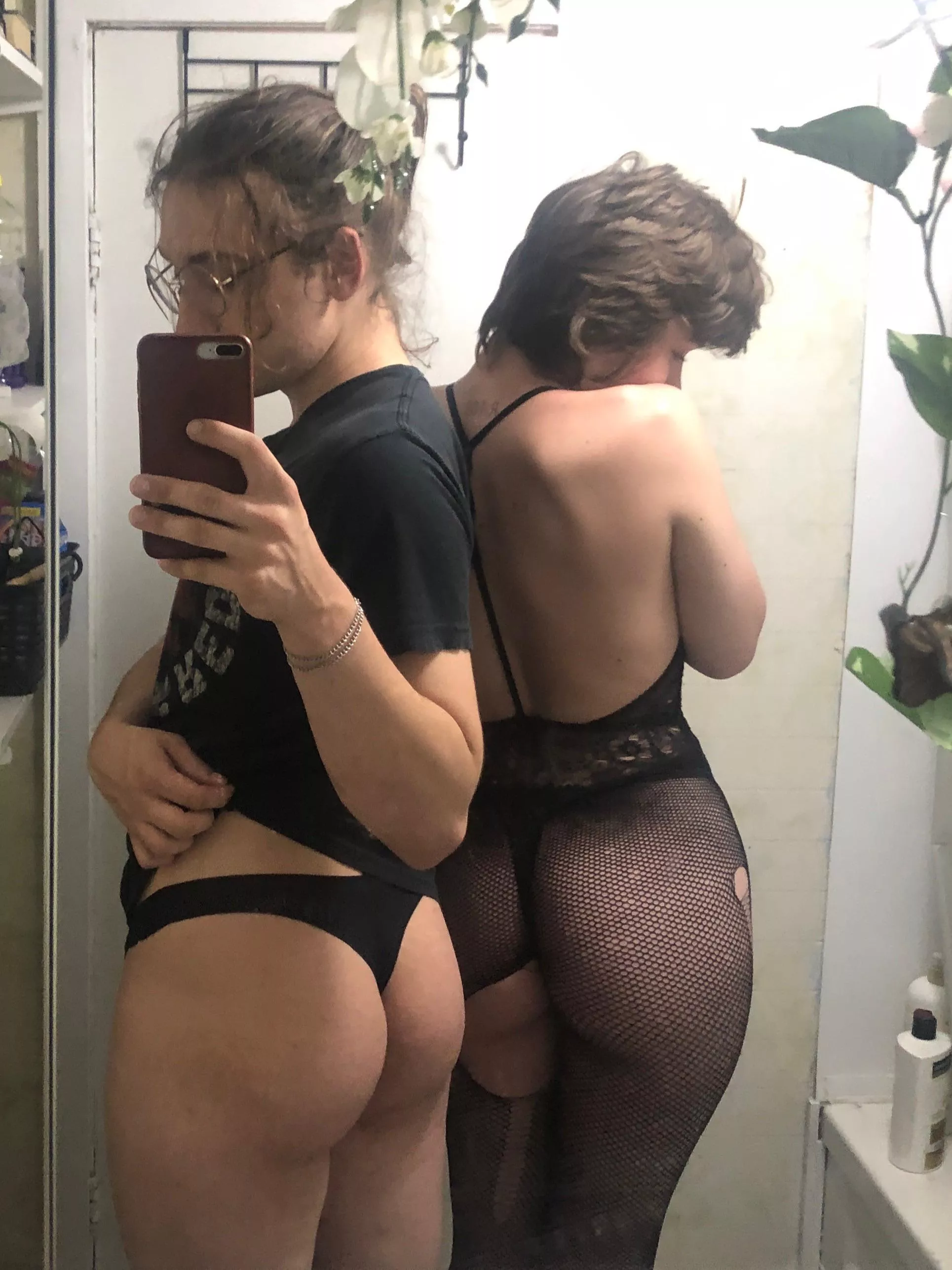 We’ll be live soon! Come check us out 😘 tF19 + F18