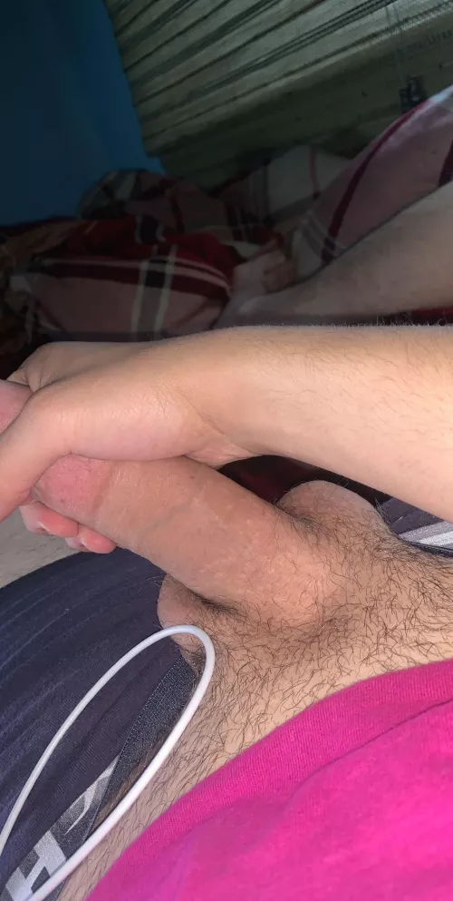 23 looking for as fellow piss loving hung white boy who is open and freaky. I want to get desperate and wet myself with someone tonight, hit me up if you wanna chat