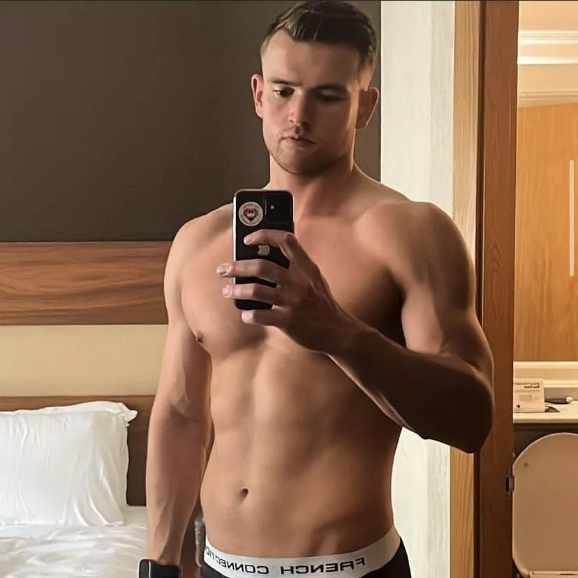 26 m U.K.! My account was deleted! But should I grow a beard? Hmu