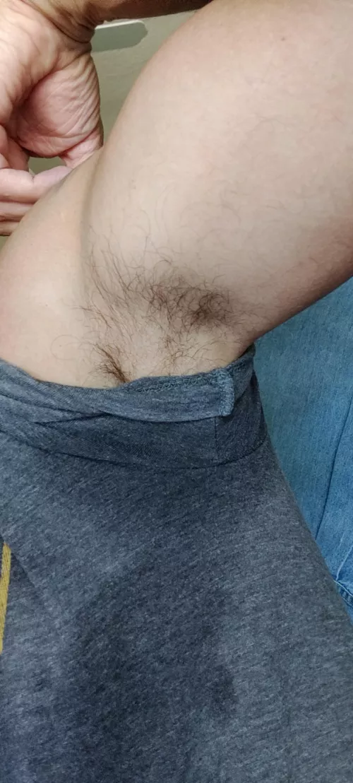 Anybody else love seeing guys in sweaty shirts and pitting out?