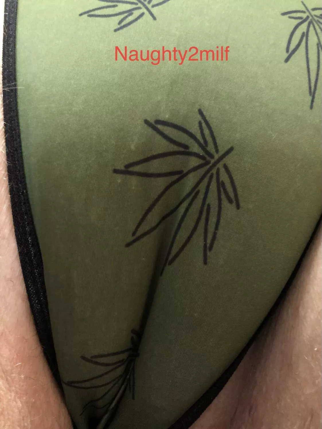 Camel toe and a joint😝