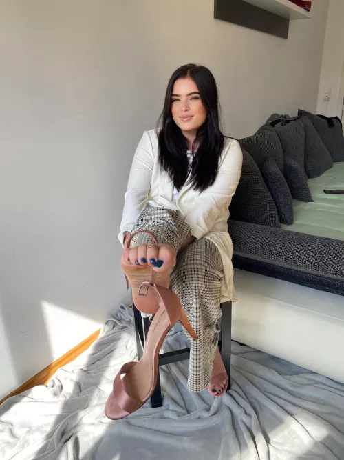 Can you help me with my heels? 💙