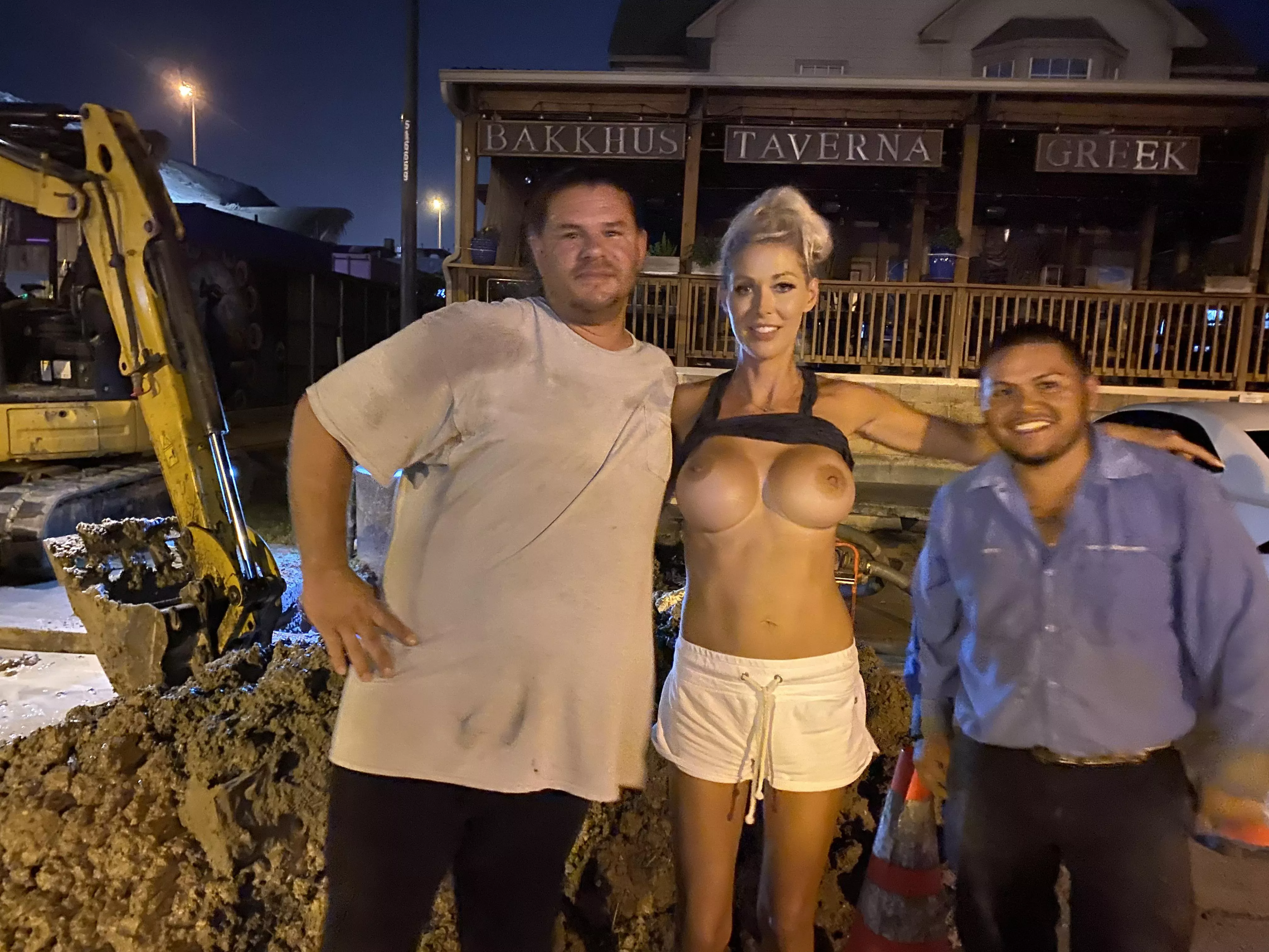 Flashing construction workers in front of a bar at night. Full clip on r/HollyHotwife 😘