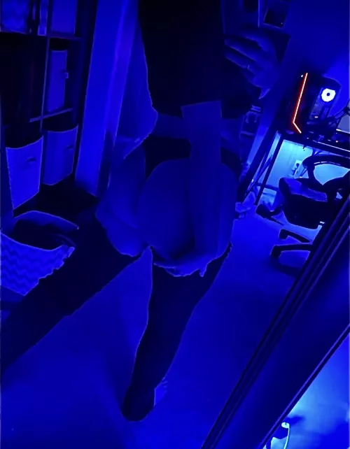 Hey sweetie what do u think about my new pants?