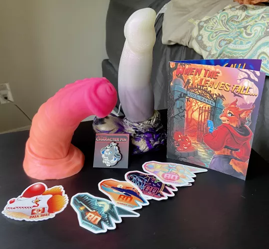 My August customs are finally here! Ky'el in his Signature and Sleipnir in Helium Sunset both S/S with suction cups. Can't wait to try these beauties out! 💕