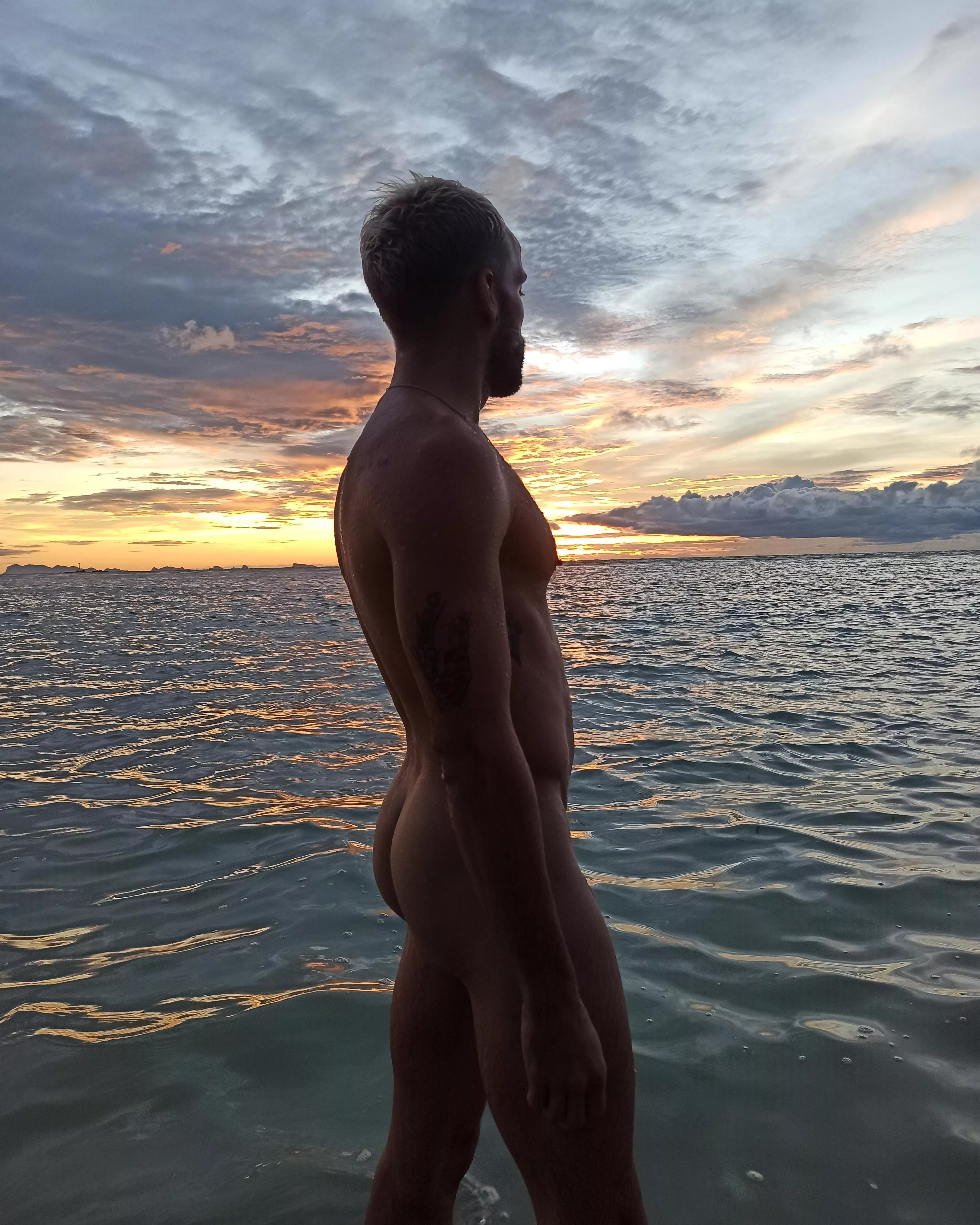 beach fun, anyone? 🌊 🍑