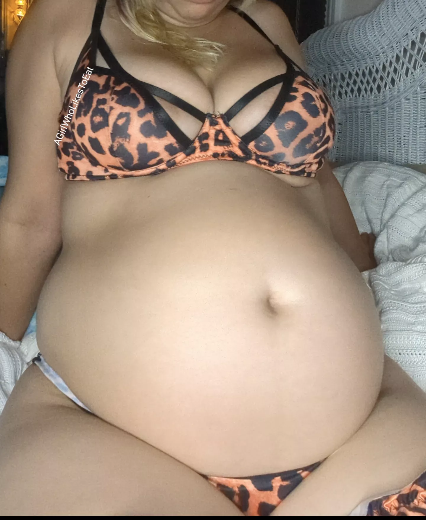 Belly looking soft and inviting to PUSH your face into 🤤