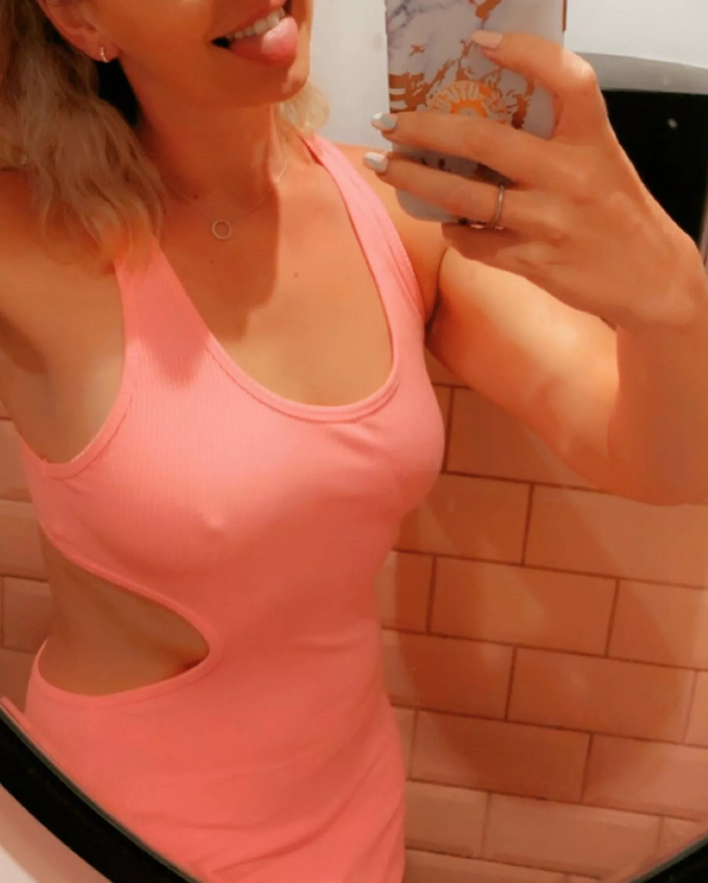 Come to the bar with me 😘