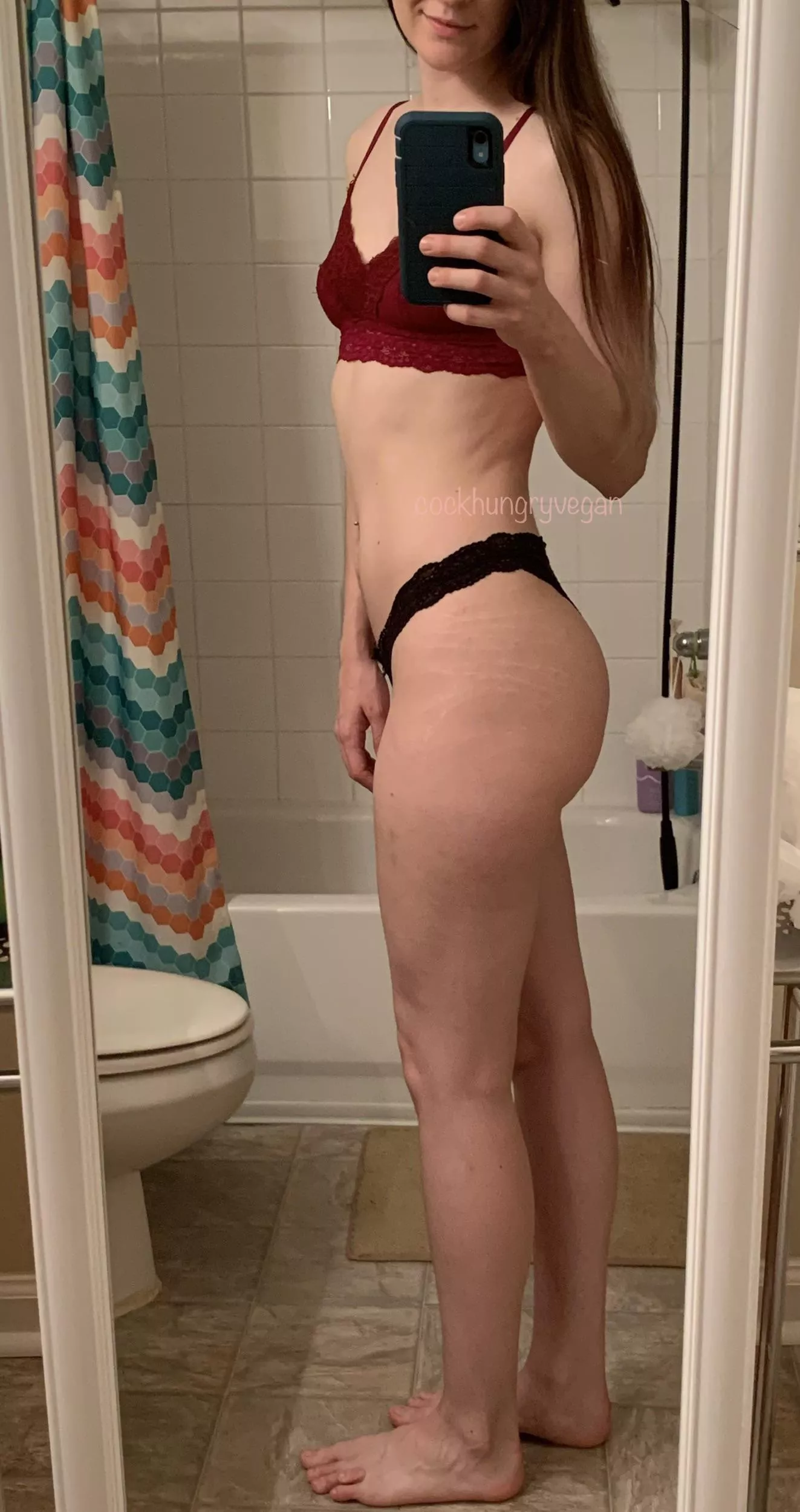Cutie with a booty…if you can make your way to where the legs end 😛 [F] 5’10”