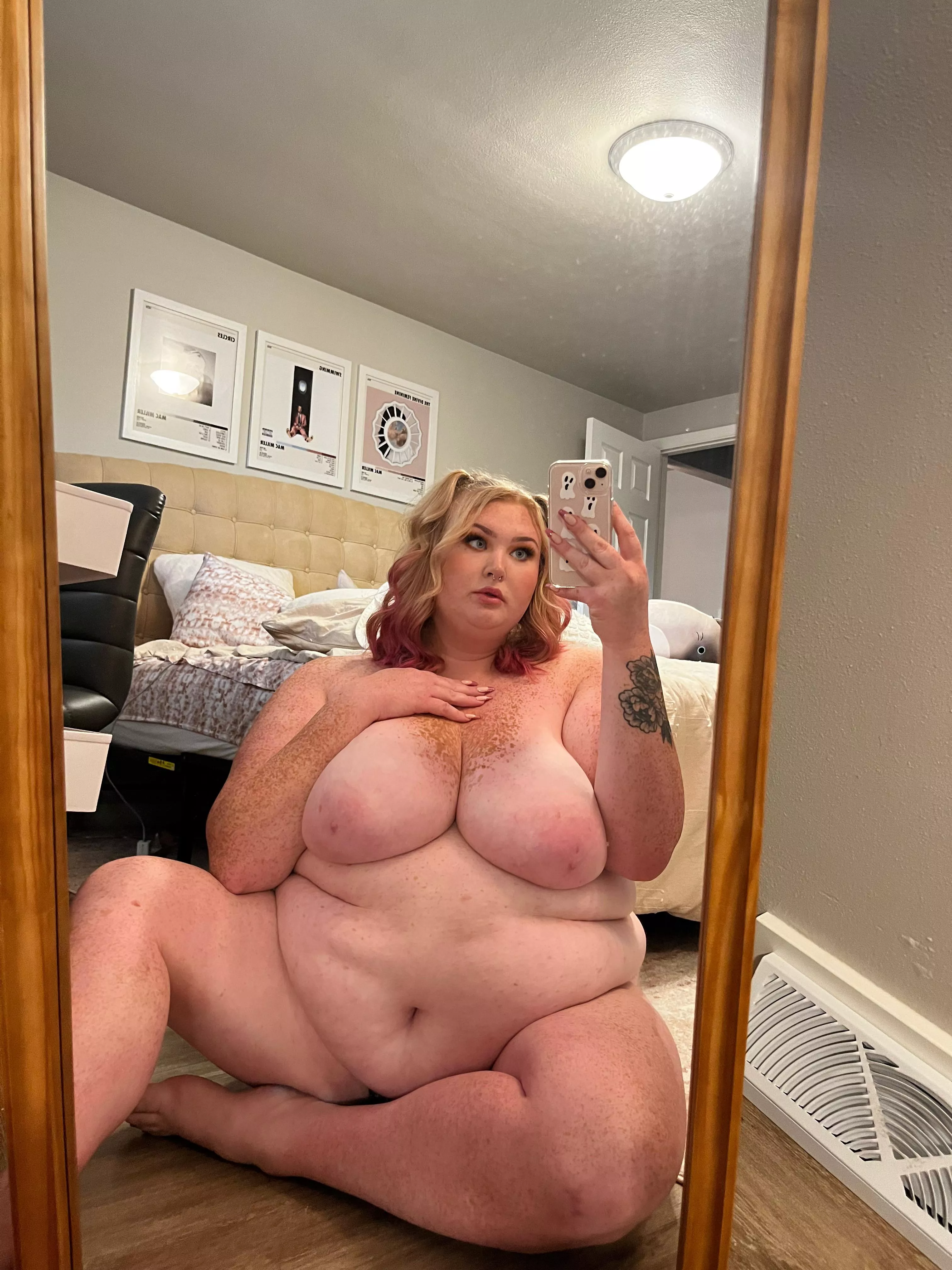 Get you a bbw girlfriend to keep you warm this fall 🥰