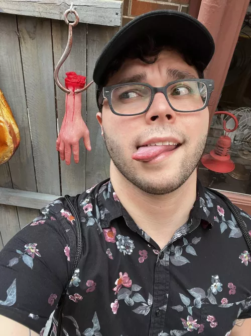 Happy Friday Eve from Universal Studios Halloween Horror Nights severed hand and myself 😇