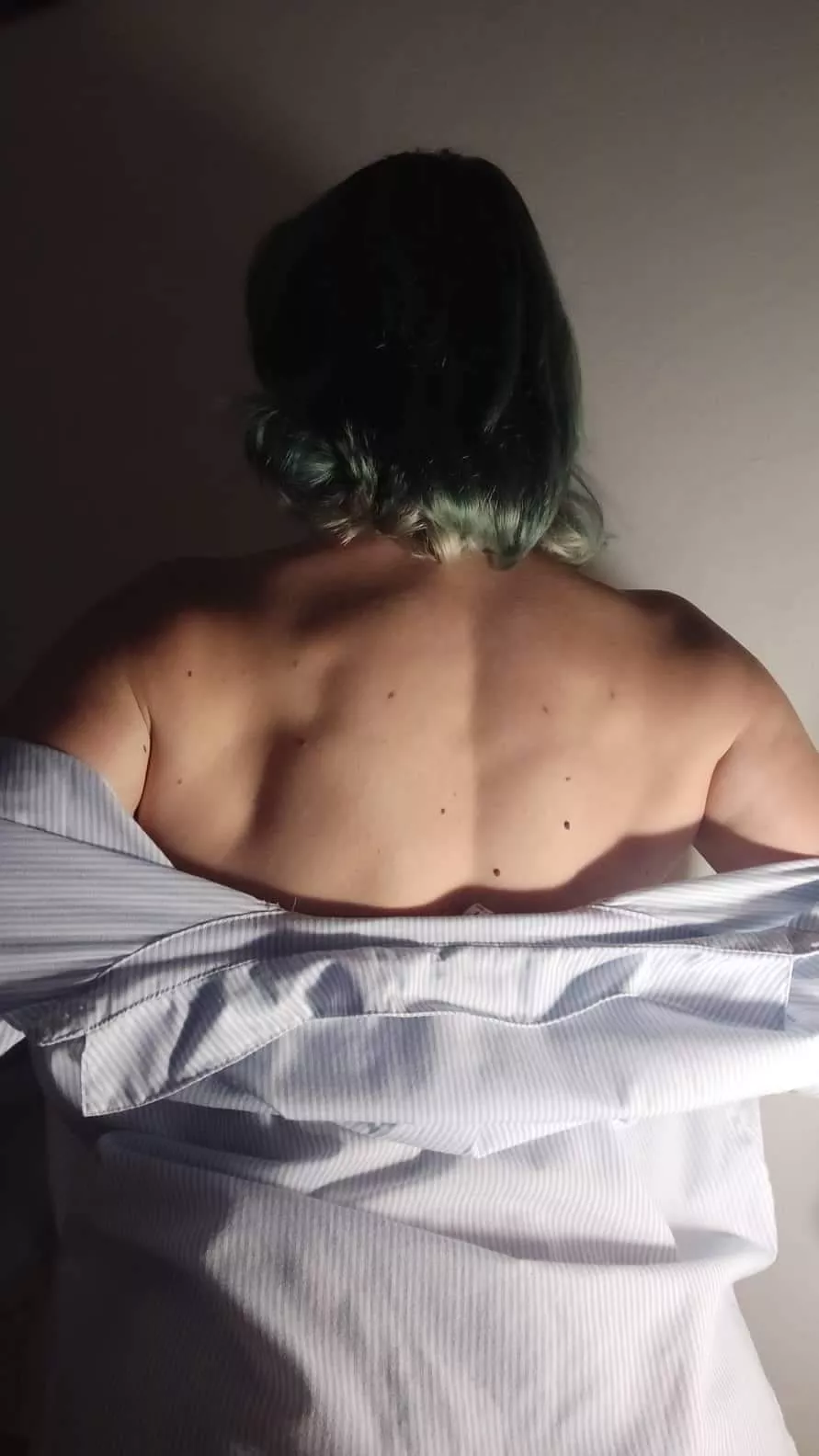 I feel quite lonely today😩 Send your muscular mommy some love. Do you think my form looks good? 🥺 Alt 18 y.o girl with passion for iron, tattoos and piercings❤️