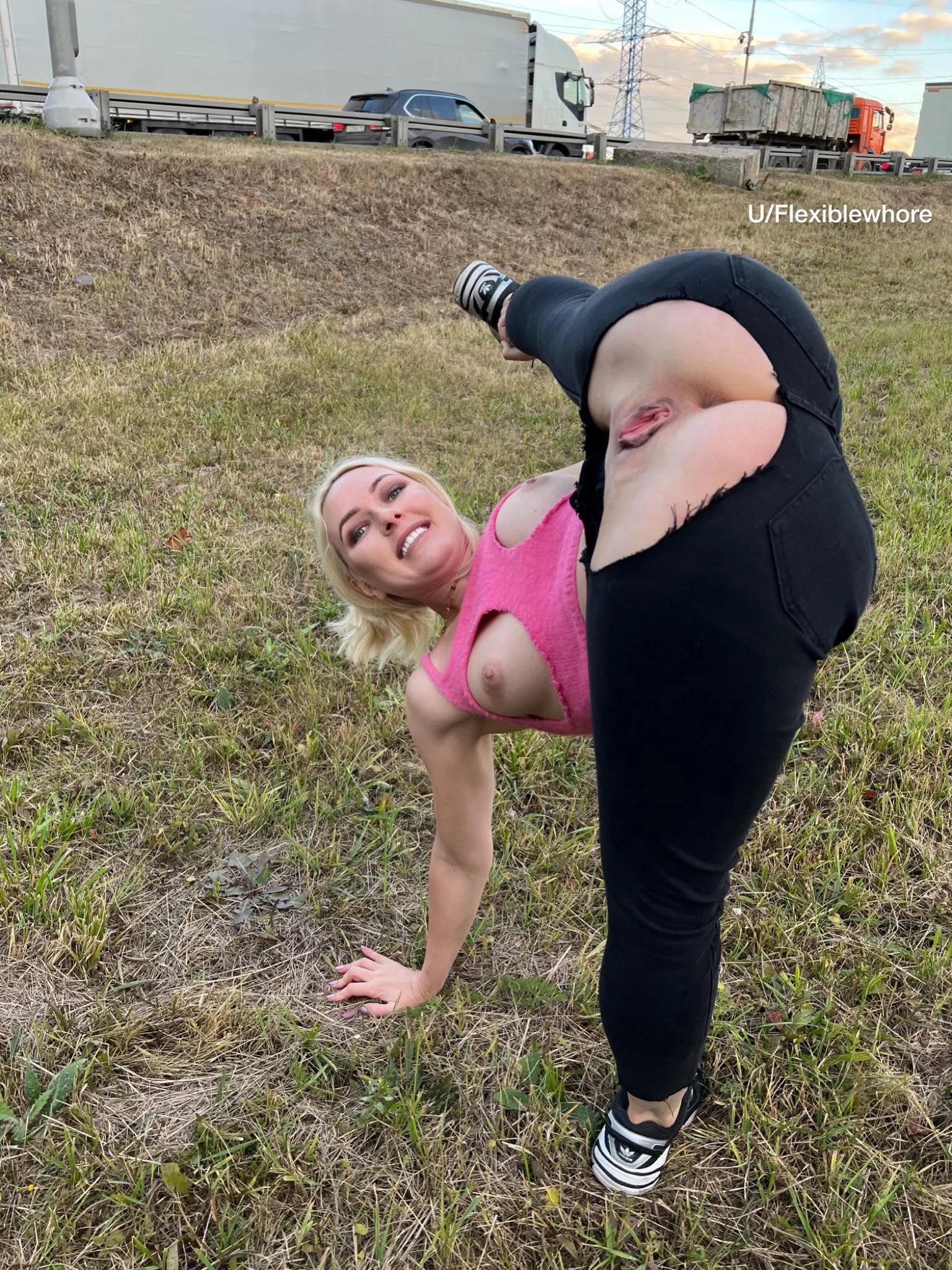 I love to show my beautiful holes outside, I am a real exhibitionist😜