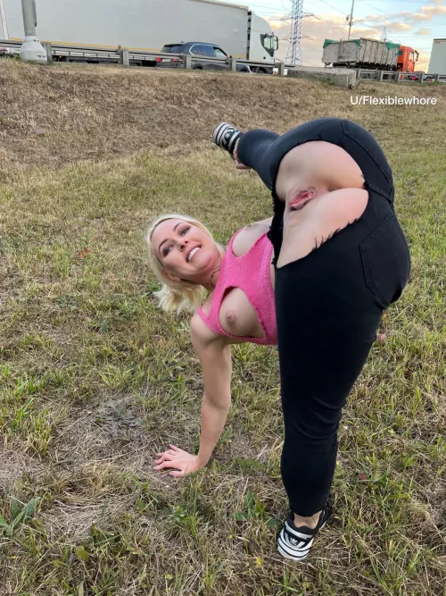 I love to show my beautiful holes outside, I am a real exhibitionist😜(f)